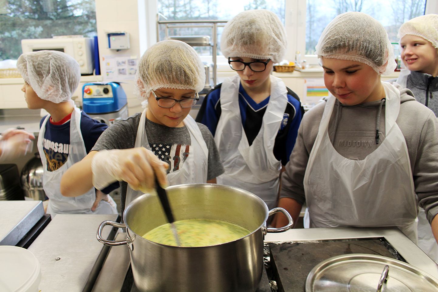 Koeru keskkooli sööklas kokkavad Vb klassi õpilased koos kokkadega.