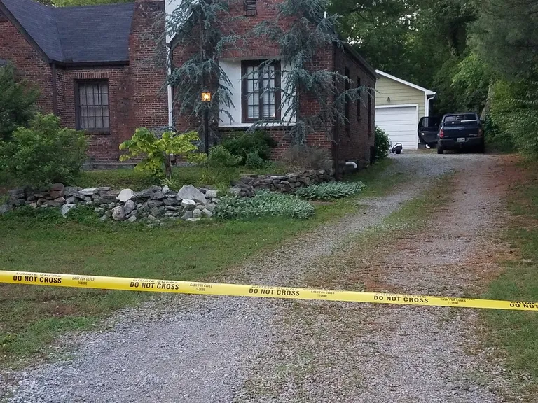 Isa unustas kasutütre terveks päevaks Nashville'i idaosas asuva kodu juurde pargitud autosse.