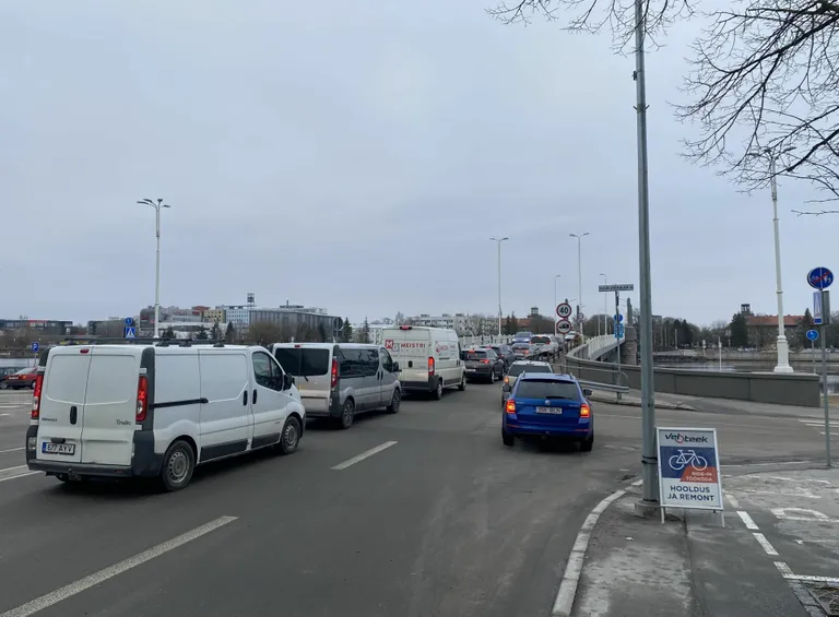 Protesters against the car tax halted traffic on the Pärnu City Center Bridge. The photo is illustrative.