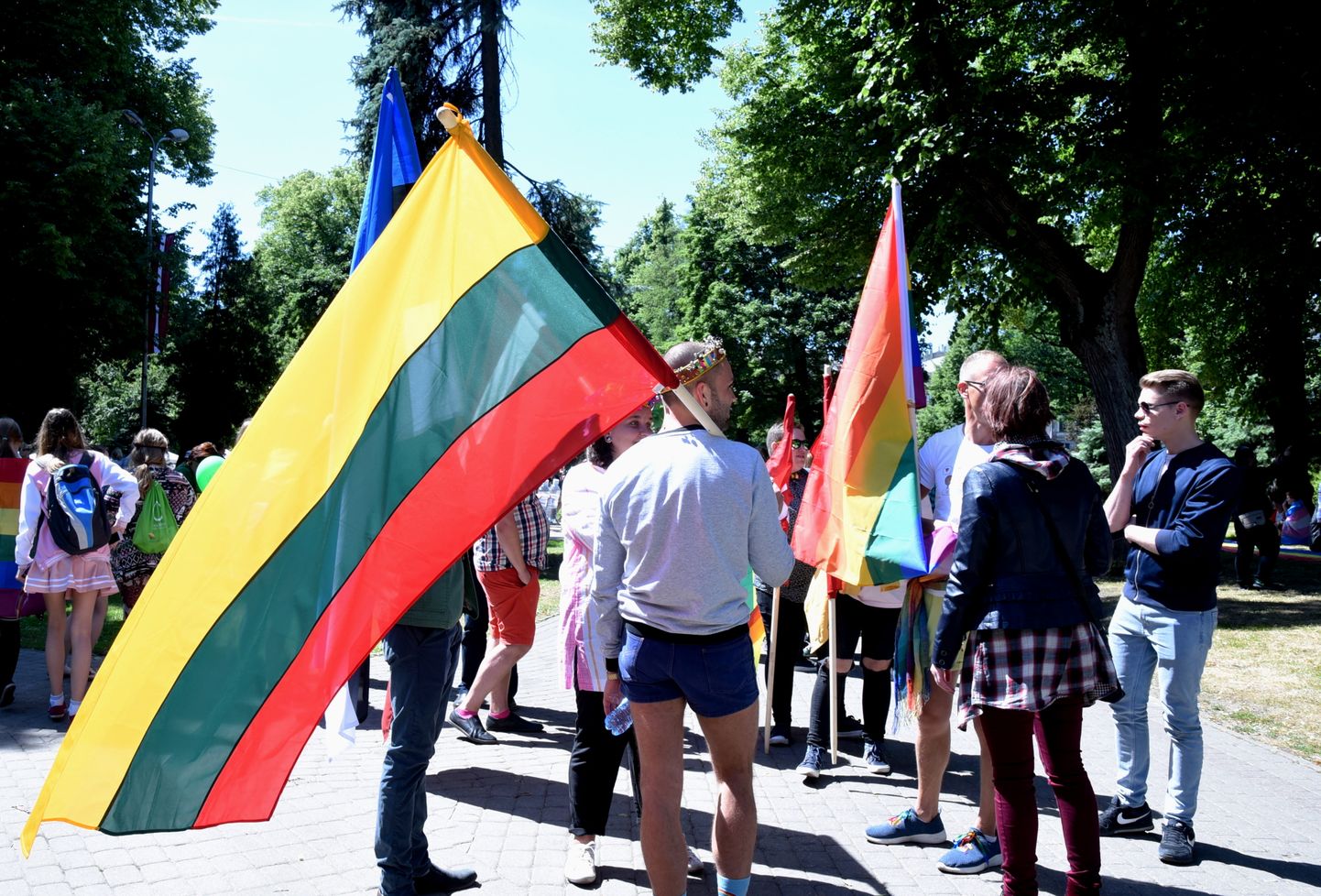 Notiek "Baltijas praida 2018" gājiens, lai aktualizētu lesbiešu, geju, biseksuāļu, transpersonu un interseksuāļu kopienas cilvēktiesību jautājumus.