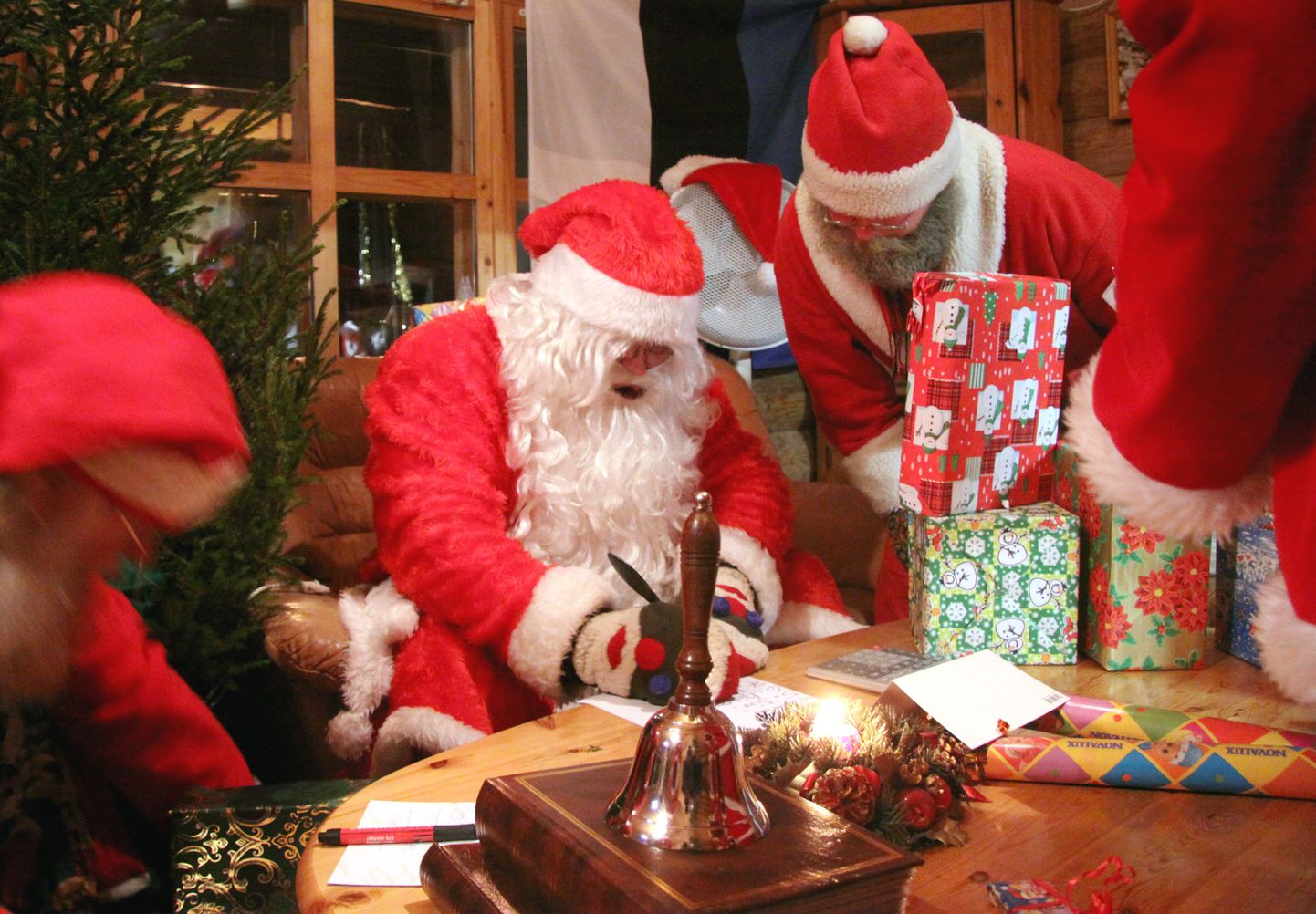 Kümmekond jõulutaati kogunes enne jõuluvanade konverentsile minekut Saugasse pisukesele ülevaatusele.