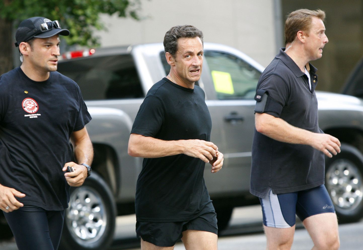 Nicolas Sarkozy (keskel) koos ihukaitsjatega jooksmas