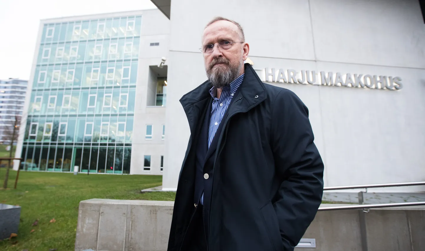 Mati Alaver 2019. aastal Harju Maakohtust väljumas.