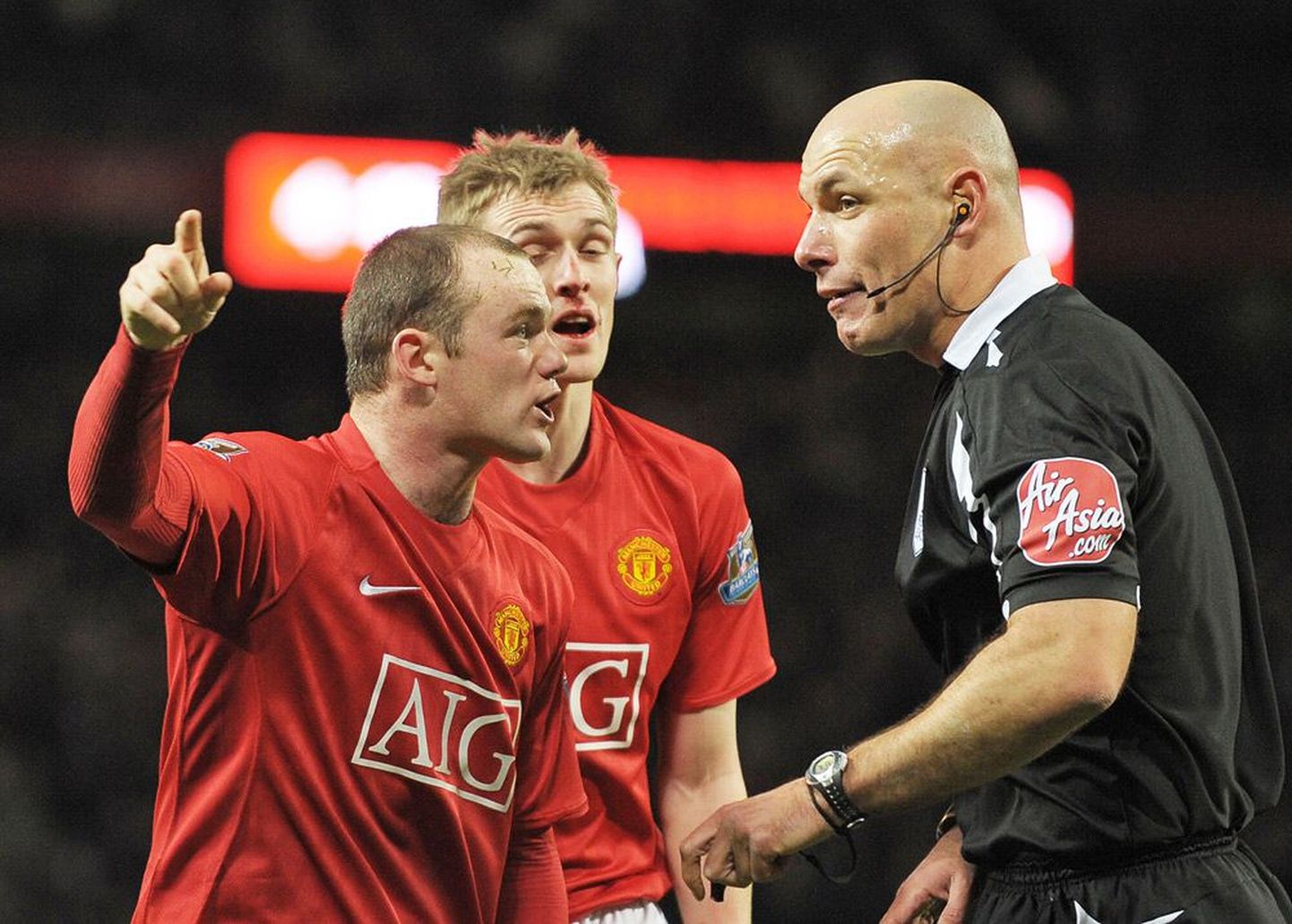 Wayne Rooney on emotsionaalne mängija. Inglise jalgpalliliit ja teisedki alaliidud sotsiaalvõrgustikes sellist käitumist aga ei salli.