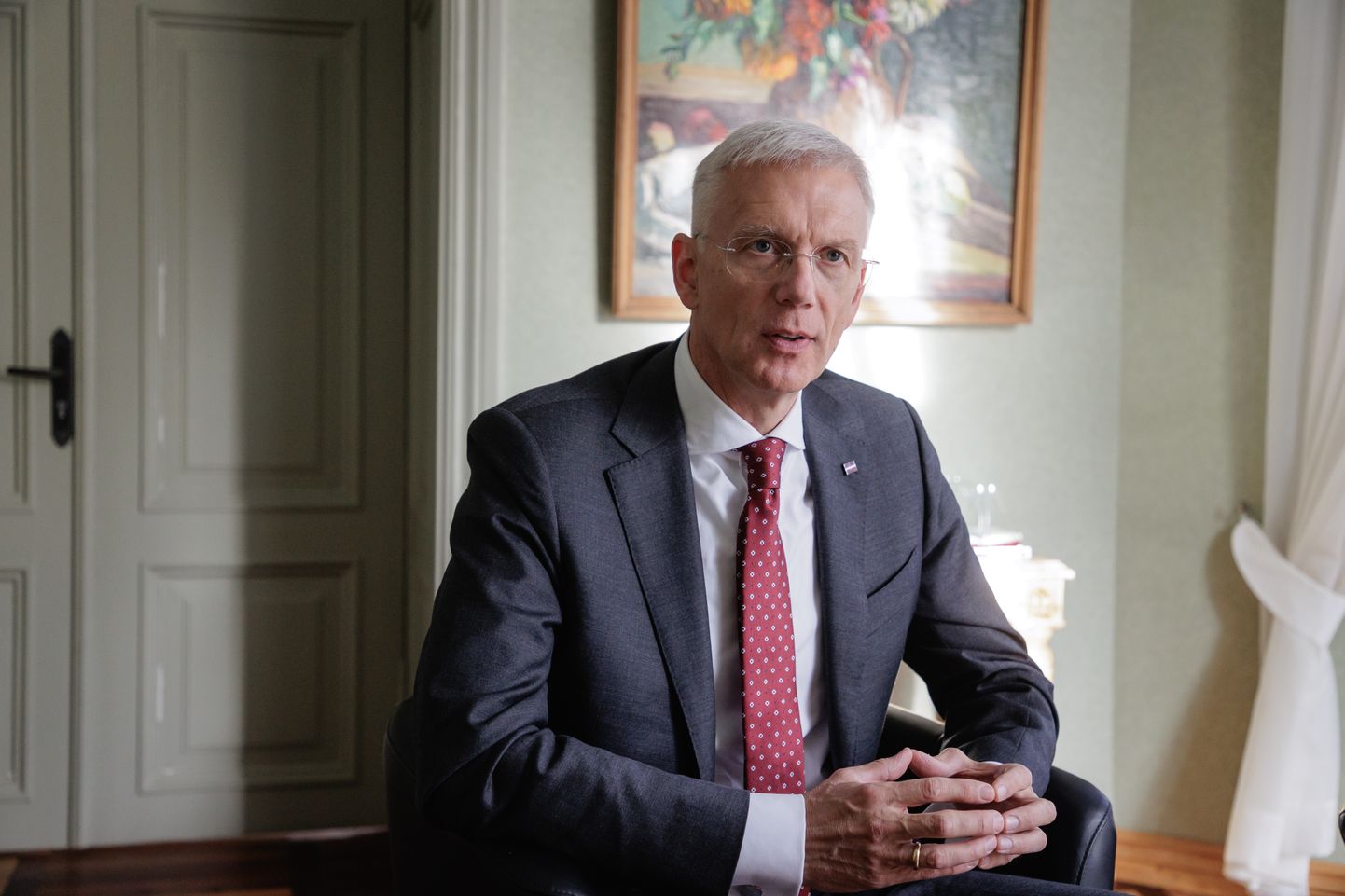 Läti välisminister Krišjānis Kariņš tegi 13. oktoobril oma esimese välisvisiidi uues ametis just Eestisse. Kariņš võttis välisministri portfelli enda kätte 15. septembril. Enne seda oli ta Läti peaminister.