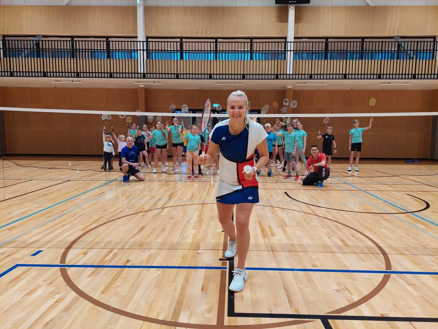Eesti parim sulg-pallur Kristin Kuuba tegi esmaspäeval Jõgeva spordihoones trenni koos sulgpalliklubi BadMint veerandsaja kasvandikuga.