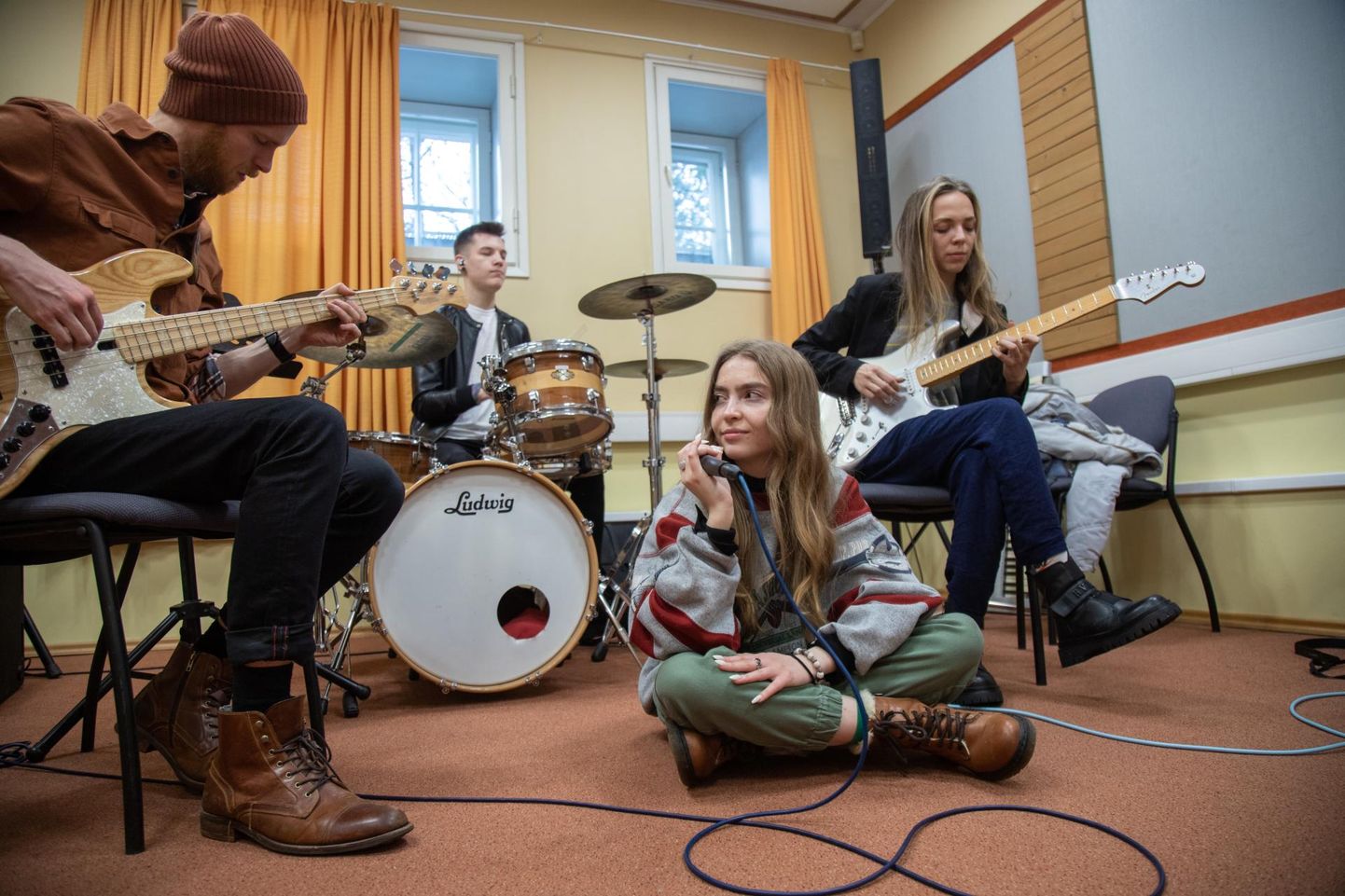 Minimal Wind ft. elisabeth tiffany harjutab Viljandi kultuuriakadeemia keldriruumides. Esimene singel on plaanis välja anda märtsis.