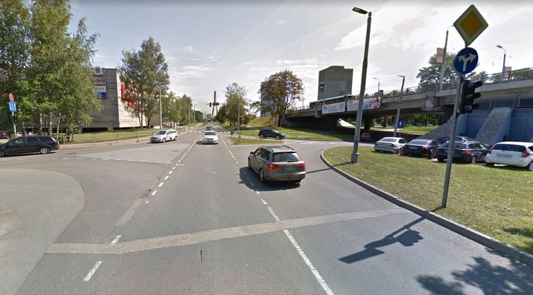 
Как показано на изображении Google Maps, поворот направо или налево со стороны Ранькя дамбис разрешен