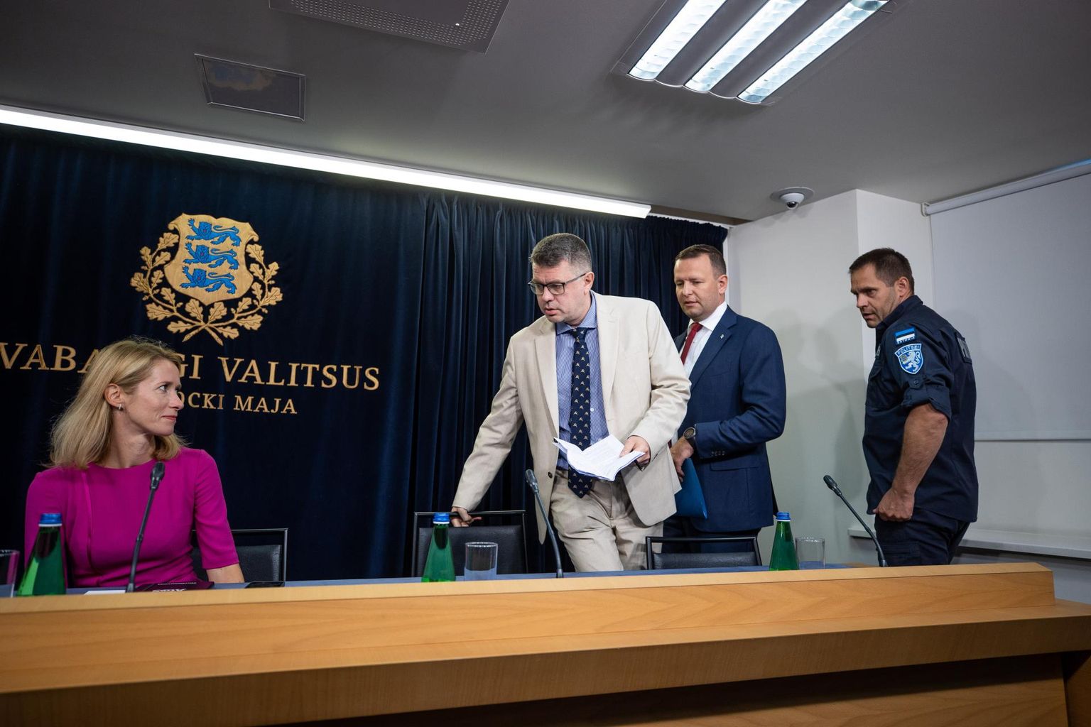 Valitsuse pressikonverents. Peaminister Kaja Kallas, välisminister Urmas Reinsalu, siseminister Lauri Läänemets ja politseijuht Elmar Vaher.