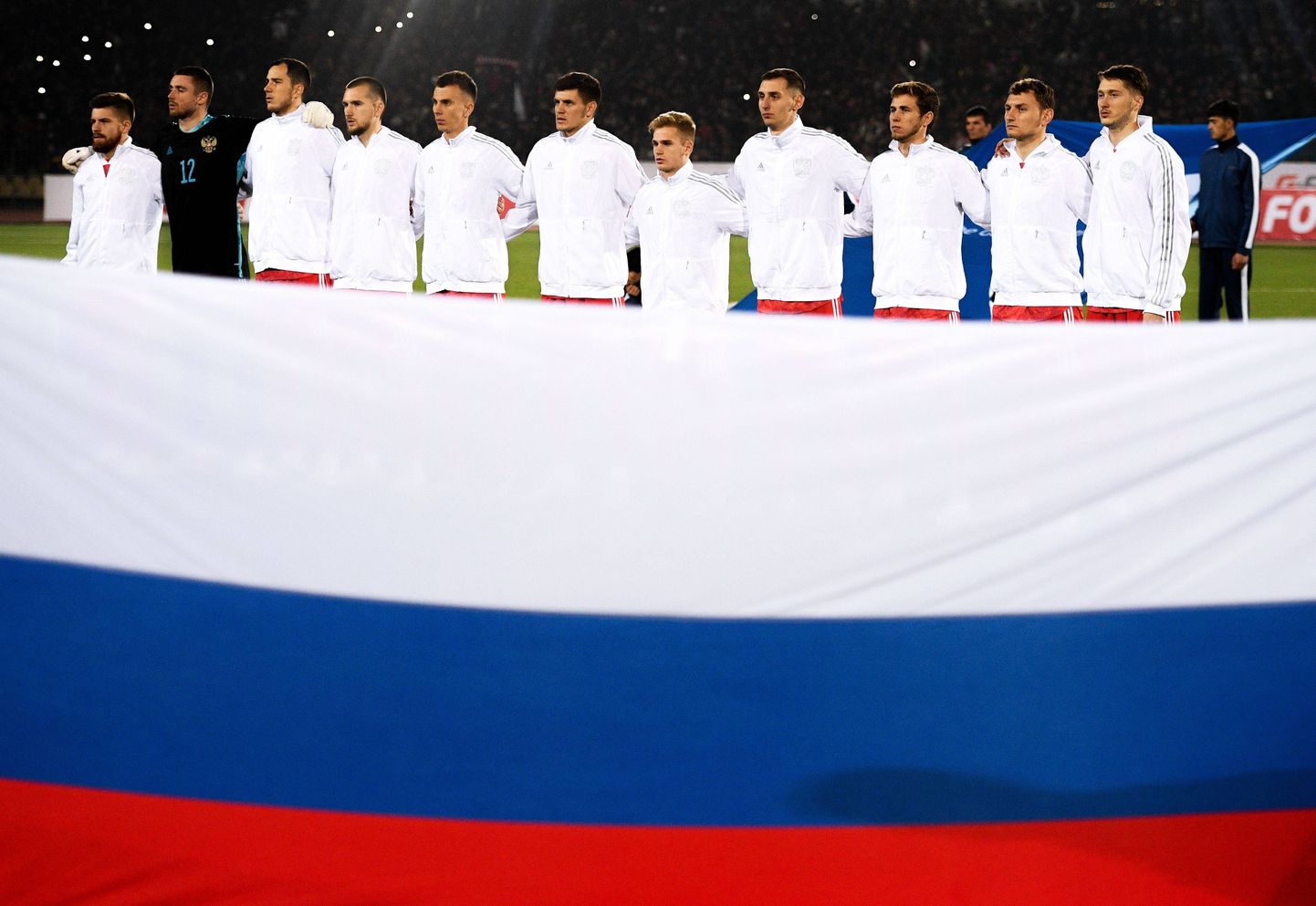 Krievijas futbolisti līdzās valsts karogam