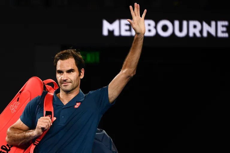 Roger Federeril ei jää muud üle, kui lehvitada poolehoidjatele ning lahkuda tenniseareeni rambivalgusest.