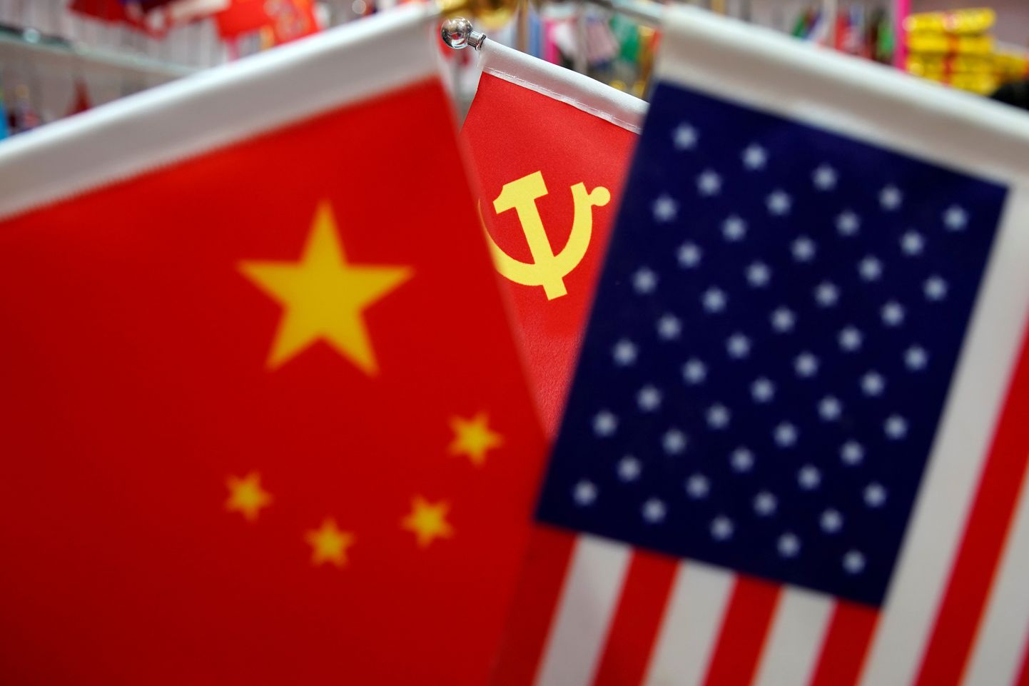 USA, Hiina ja Hiina kommunistliku partei lipud.