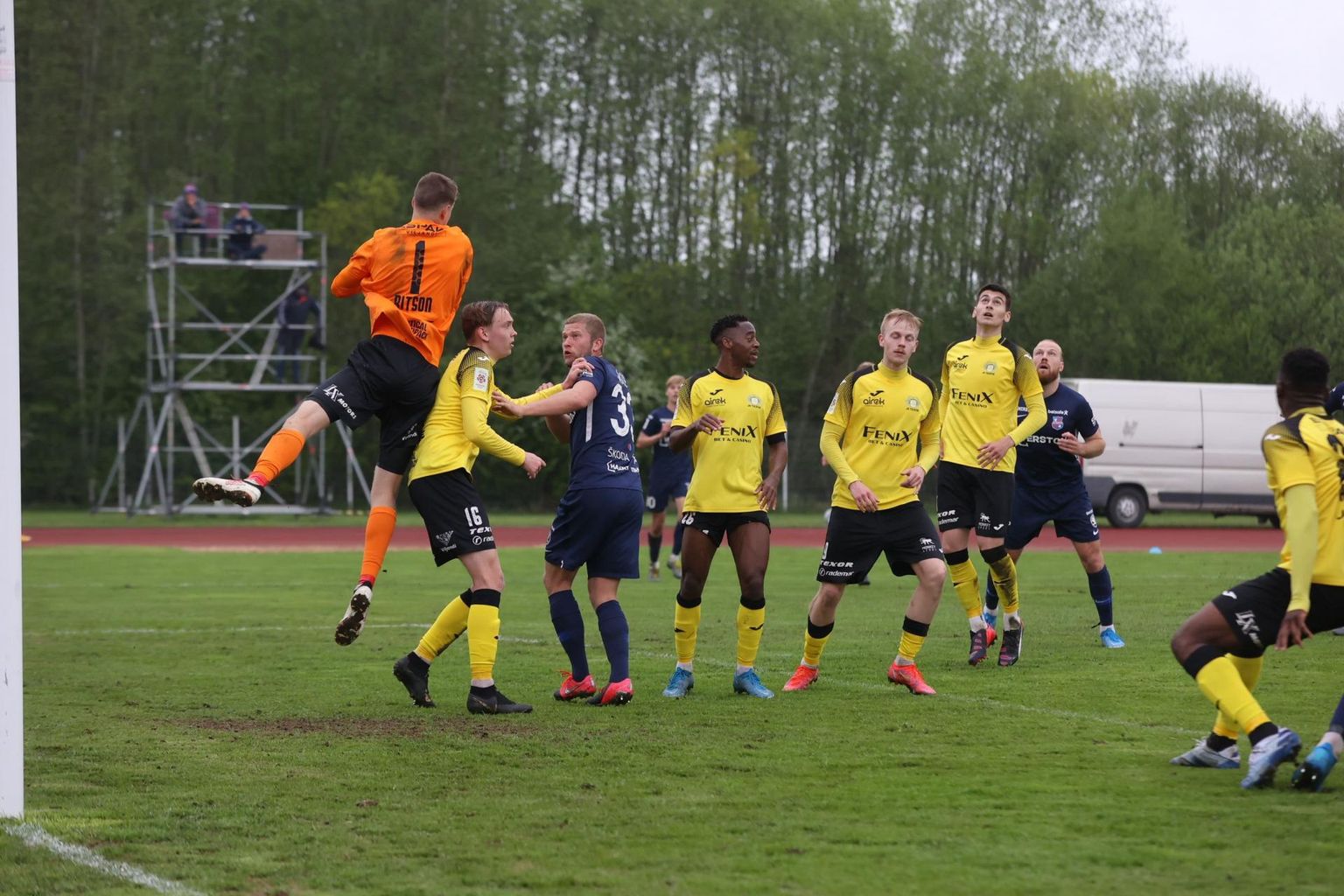 Teises mängus Viljandi Tulevikuga pidi Paide linnameeskond (sinises) kodustaadionil vastu võtma napi 0:1 kaotuse.