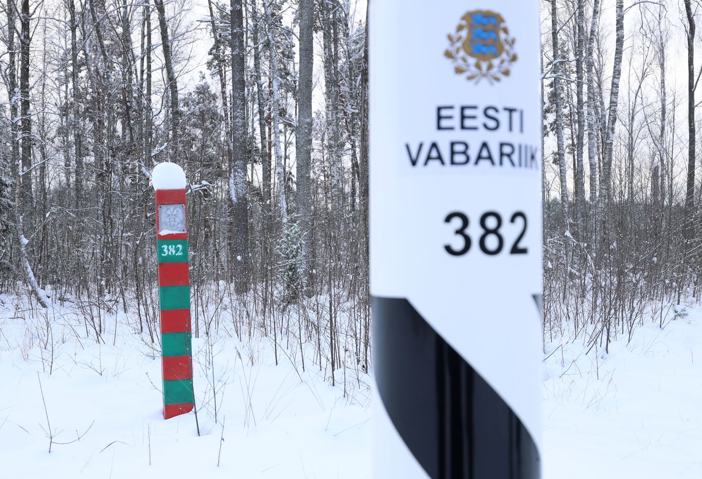 Пограничные столбы России и Эстонии в районе Саатсеского сапога в Сетомаа, где можно легально оказаться на территории РФ без стандартного контроля при пересечении границ. Ноябрь 2023 года.