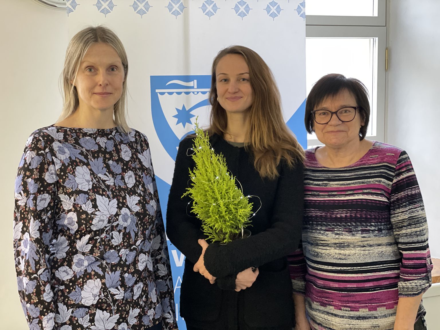 Vallavalitsuse kommunikatsiooninaiskond (vasakult Anu Vares, Liisu Ots ja Merike Pitk) õnnitleb Saarte Häält 15. sünnipäeva puhul. Pildilt puudub Risto Kaljuste.