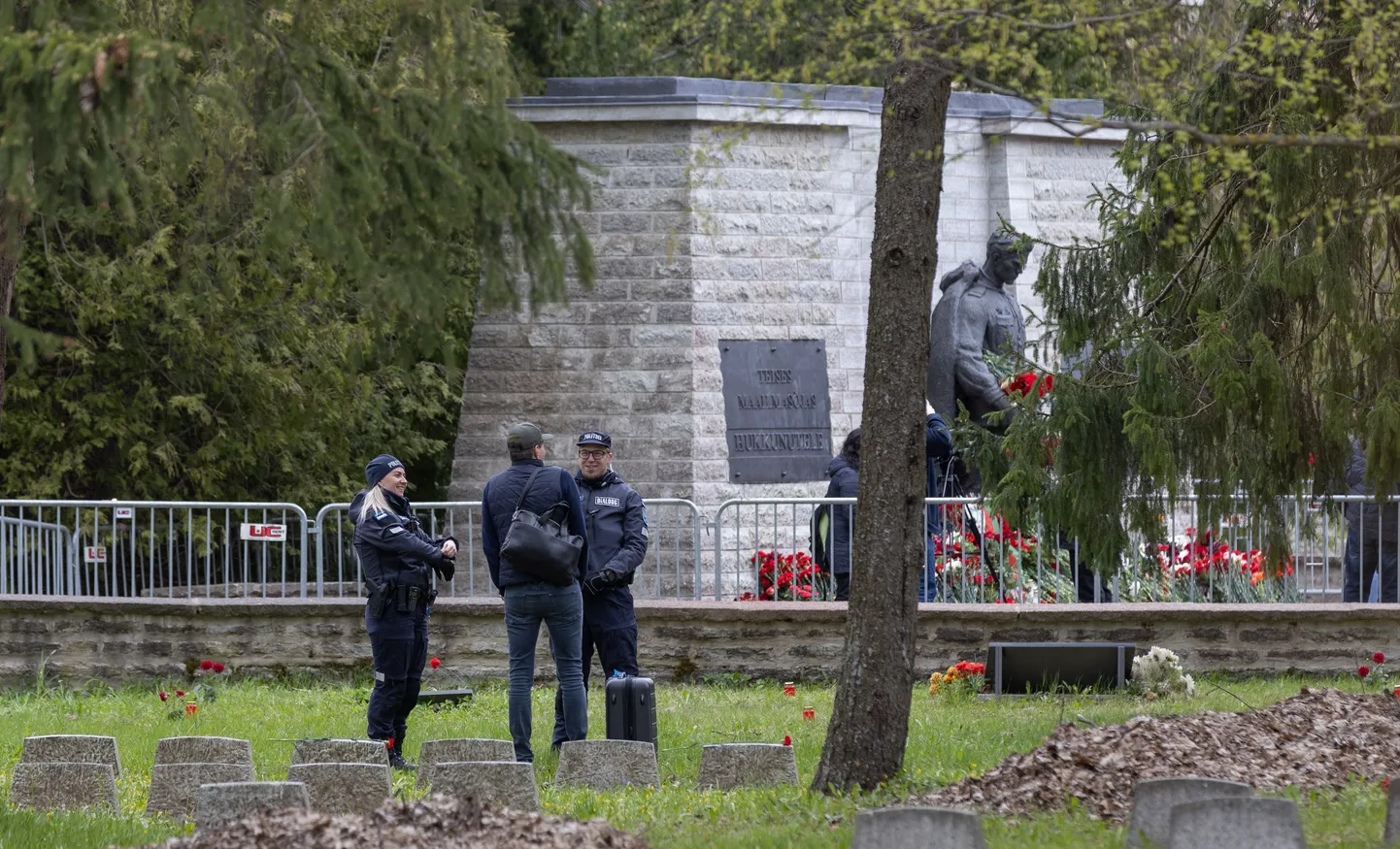 Politsei hinnangul kulges 9. mai tähistamine suhteliselt rahulikult. Tallinnas pronkssõduri juures valvas lilletoojaid turvafirma.