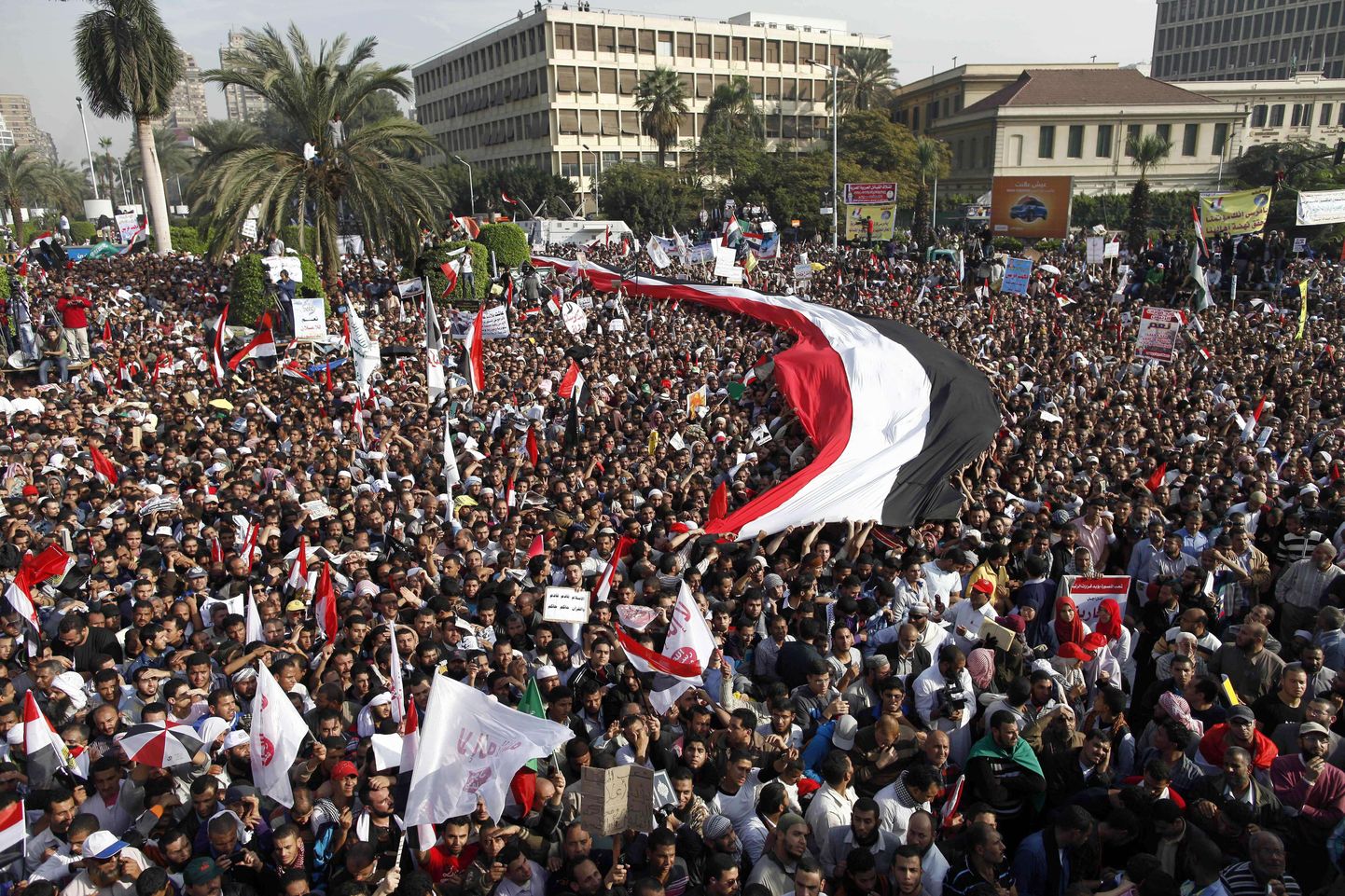 Pildil president Mohamed Morsi poolehoidjate tänane meelavaldus Kairo ülikooli ees.