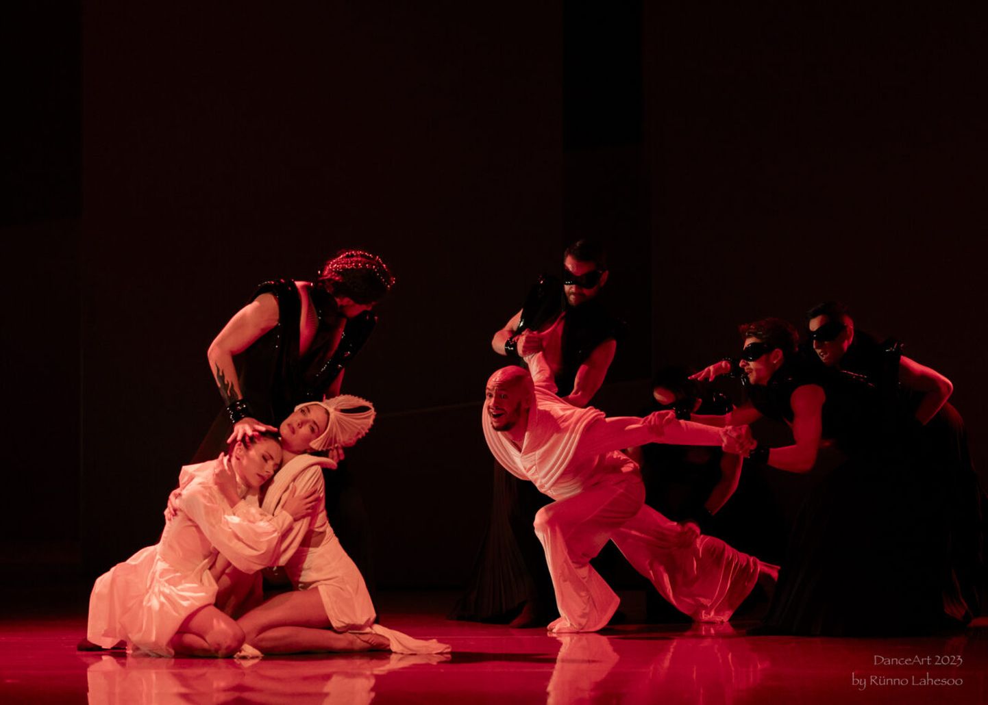 Stseen Vanemuise värskeimast balletist «Tuhkvalge».