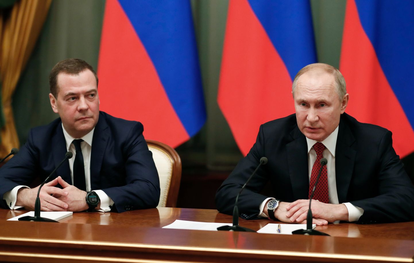 Dmitrijs Medvedevs un Vladimirs Putins.