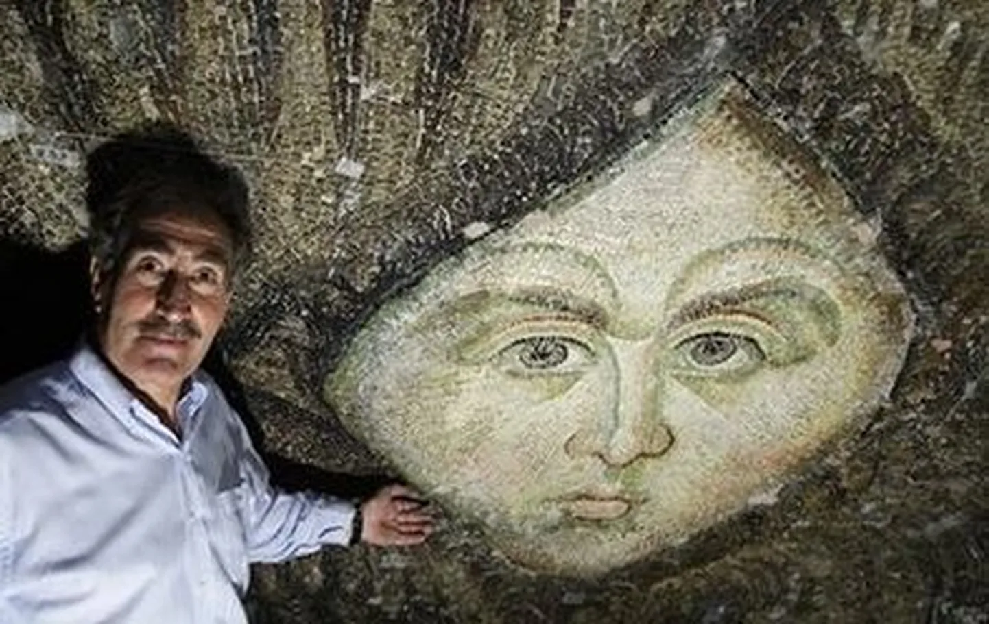 Hagia Sophia kirikust krohvikihi alt paljastunud inglimosaiik