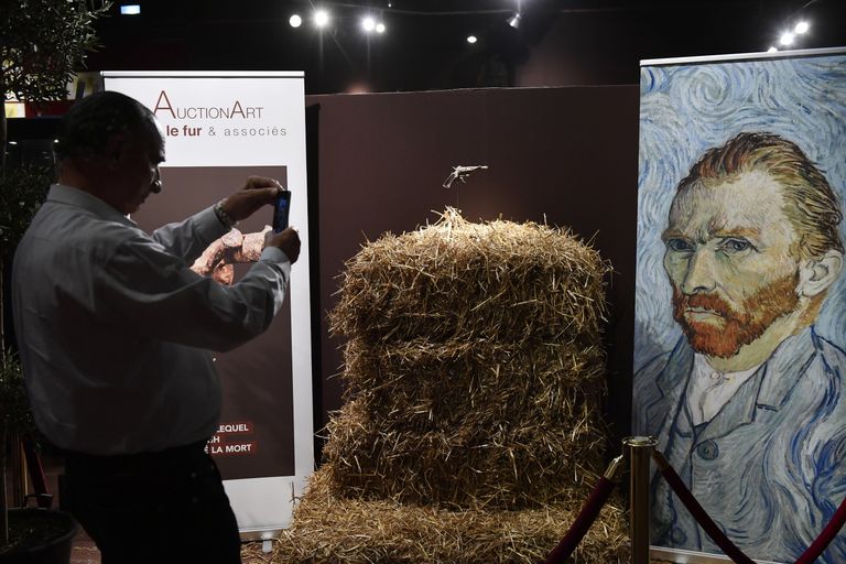 Vincent van Gogh'i portreega plakat ja relv, millest ta end tulistas
