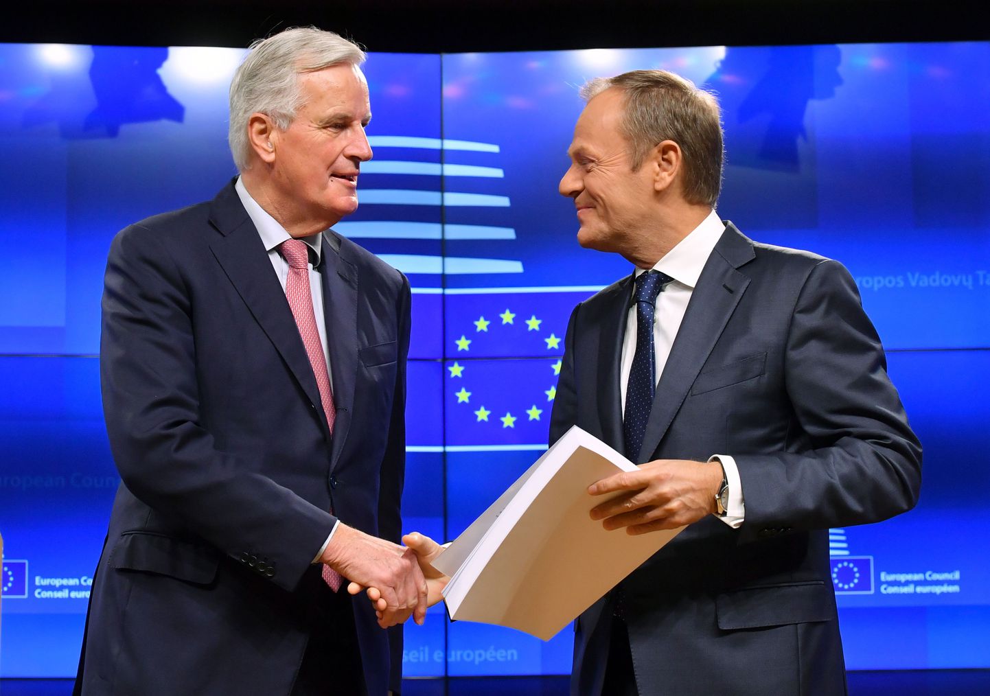 Michel Barnier (vasakul) andis lahkumisleppe teksti üle Donald Tuskile.