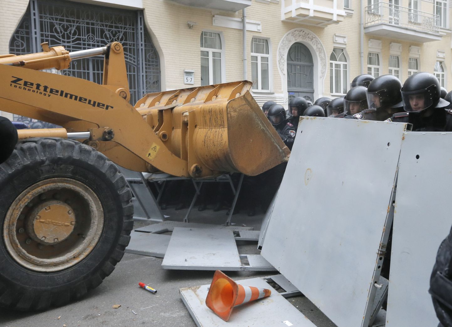 Meeleavaldajad kasutasid Ukraina presidendikantselei hoonet valvavate militsionääride ründamiseks ekskavaatorit.