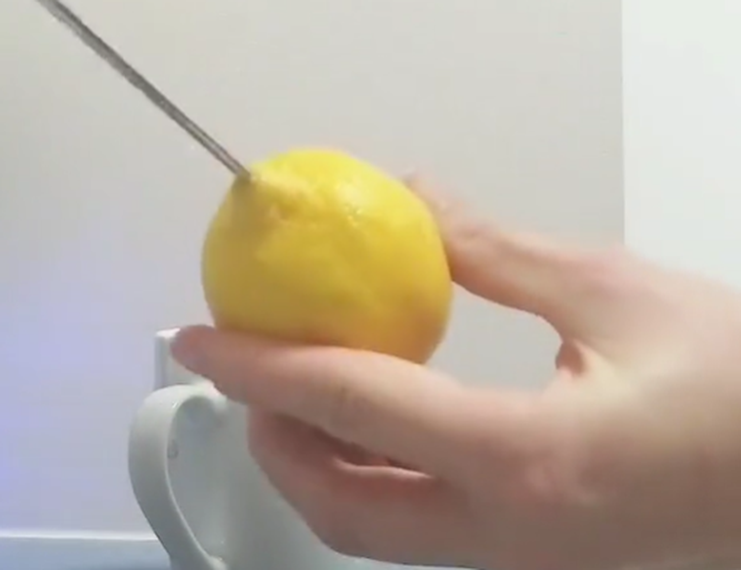 Lihtne nipp, kuidas sidrunist mahl välja pigistada.