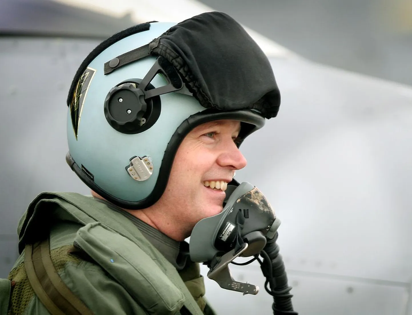 Rootsi kaitseminister Sten Tolgfors 2008. aastal riigi relvatööstuse ühe tuntuima ekspordiartikli, Saabi hävitaja JAS Gripen 39 pardal. Saudi Araabiale on Rootsi müünud näiteks radarisüsteemi Erieye.