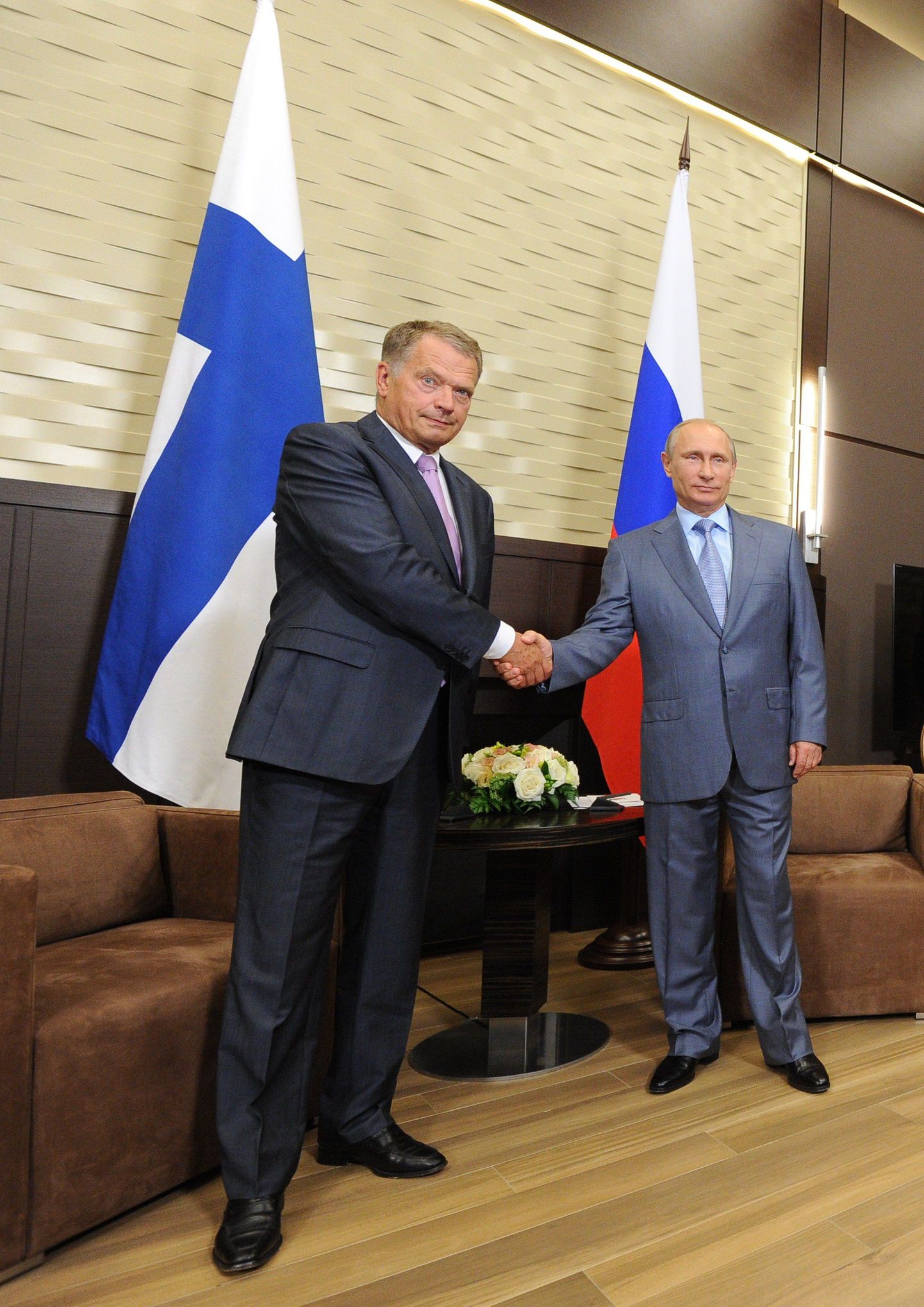 Vene president Vladimir Putin koos Soome riigipea Sauli Niinistöga (vasakul) täna Sotšis asuvas Botšarov Rutšei residentsis.