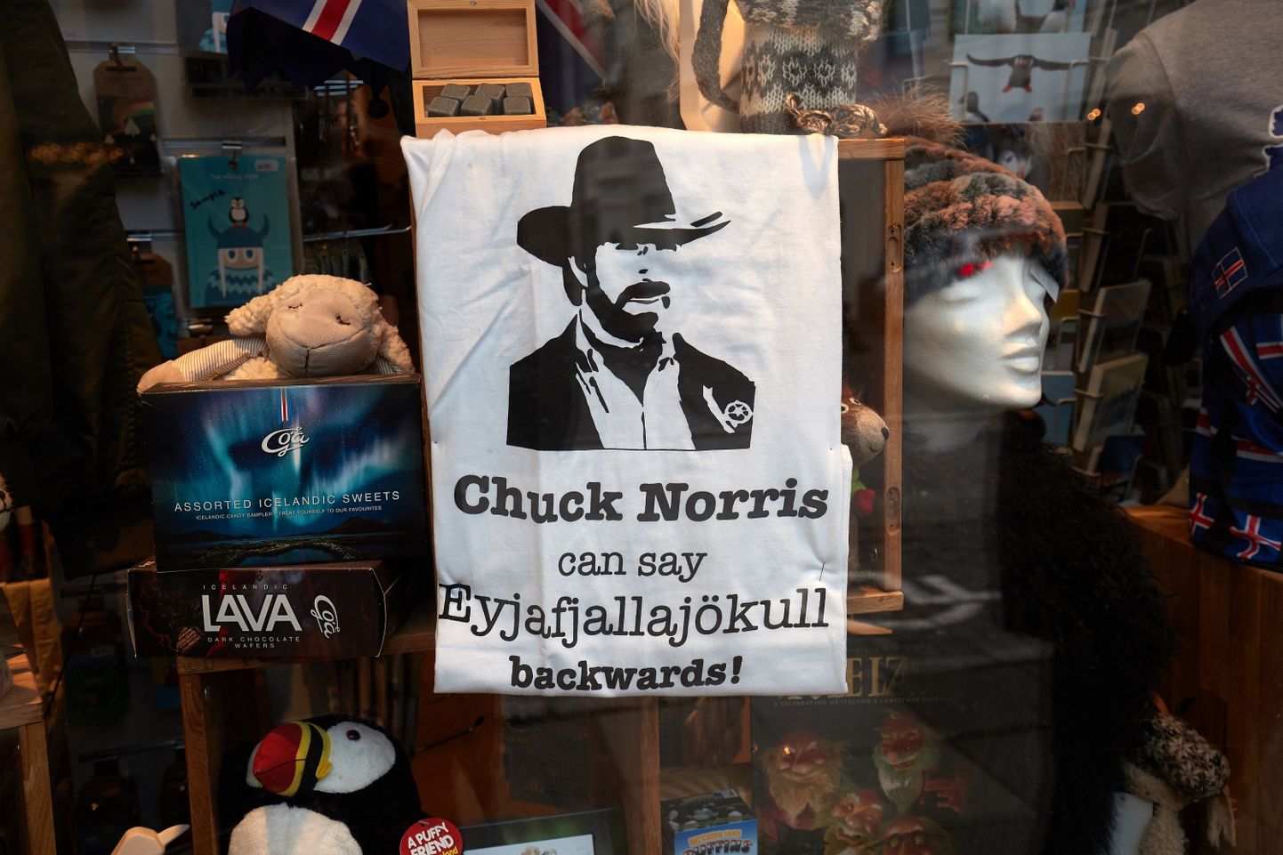 Chuck Norrise nali Islandil Reykjaviki poeaknal: «Chuck Norris oskab öelda Eyjafjallajokul tagurpidi».