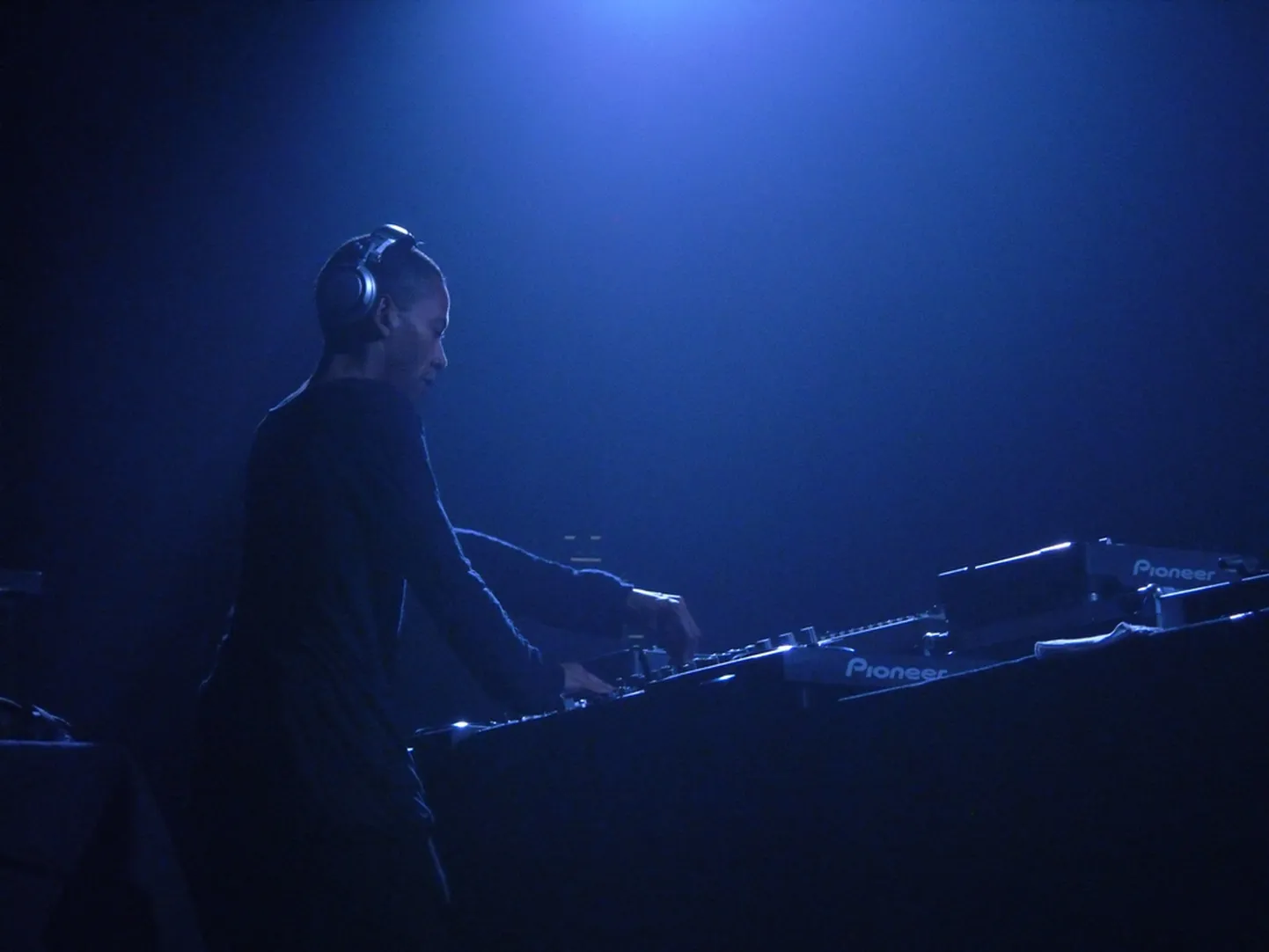 5. juunil pidi Tallinnas Alexela kontserdimajas esinema Detroiti DJ, produtsent ja helilooja Jeff Mills, kelle kontsert toimub hoopis novembris.