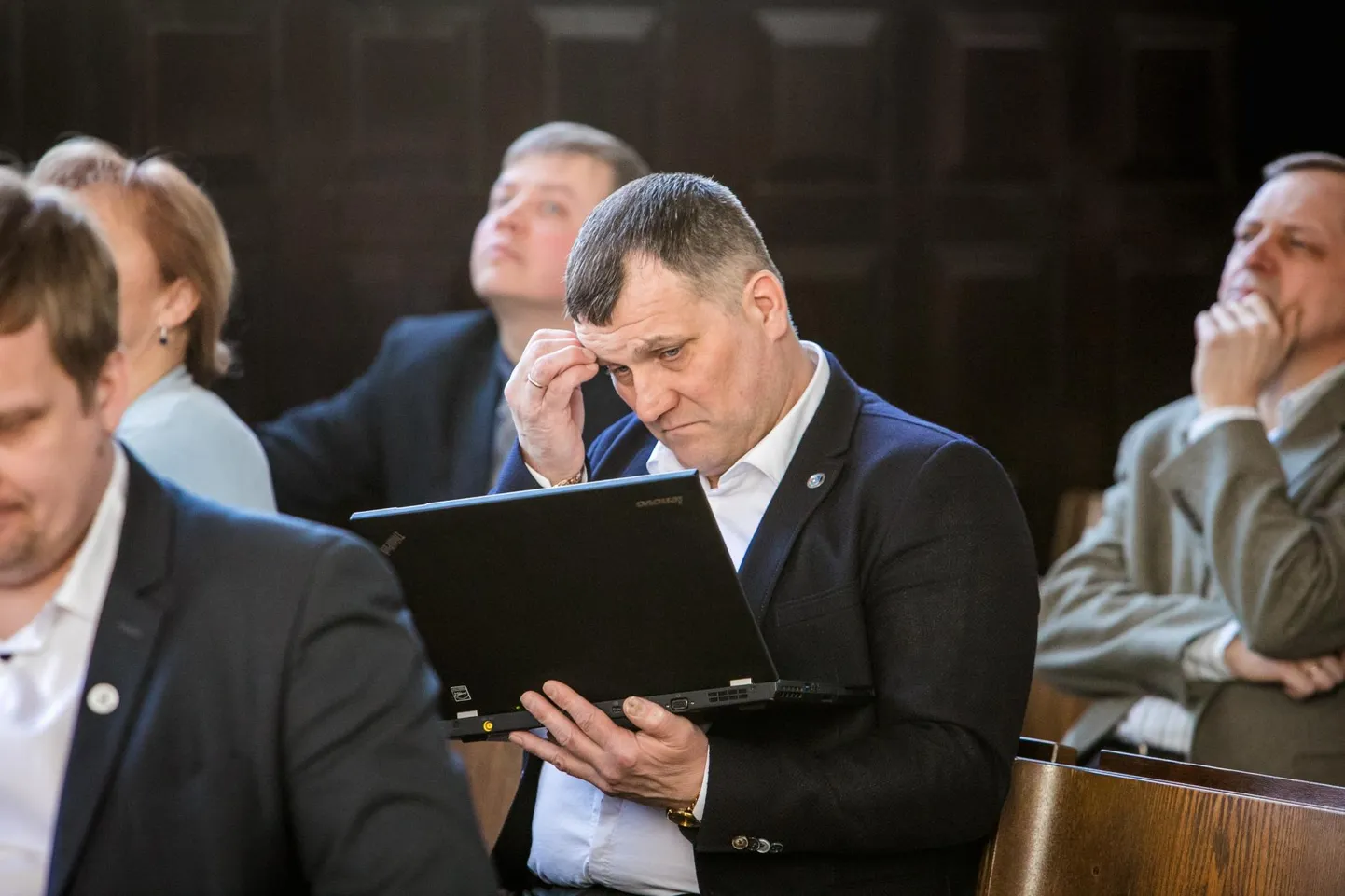 Kohtunik Leana Tamm esitas õigustatud küsimuse, kas&nbsp;linnaasjade pärast muretsemise asemel ei peaks Edmond Penu laste ülalpidamiseks tööle minema ja raha teenima.