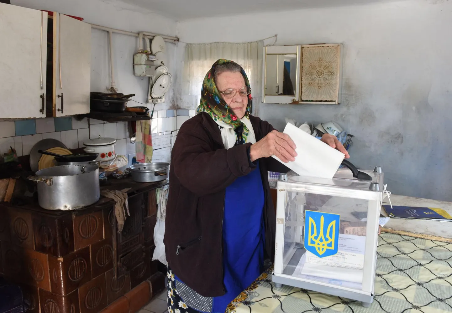 Paljud eakamad inimesed andsid oma hääle Ukraina presidendivalimiste esimese voorus kodust lahkuma. Nii toodi valimiskast eile otse kodusesse kööki ka sellele prouale Univi külas, mis asub Lääne-Ukrainas umbes poolesaja kilomeetri kaugusel Lvivist.