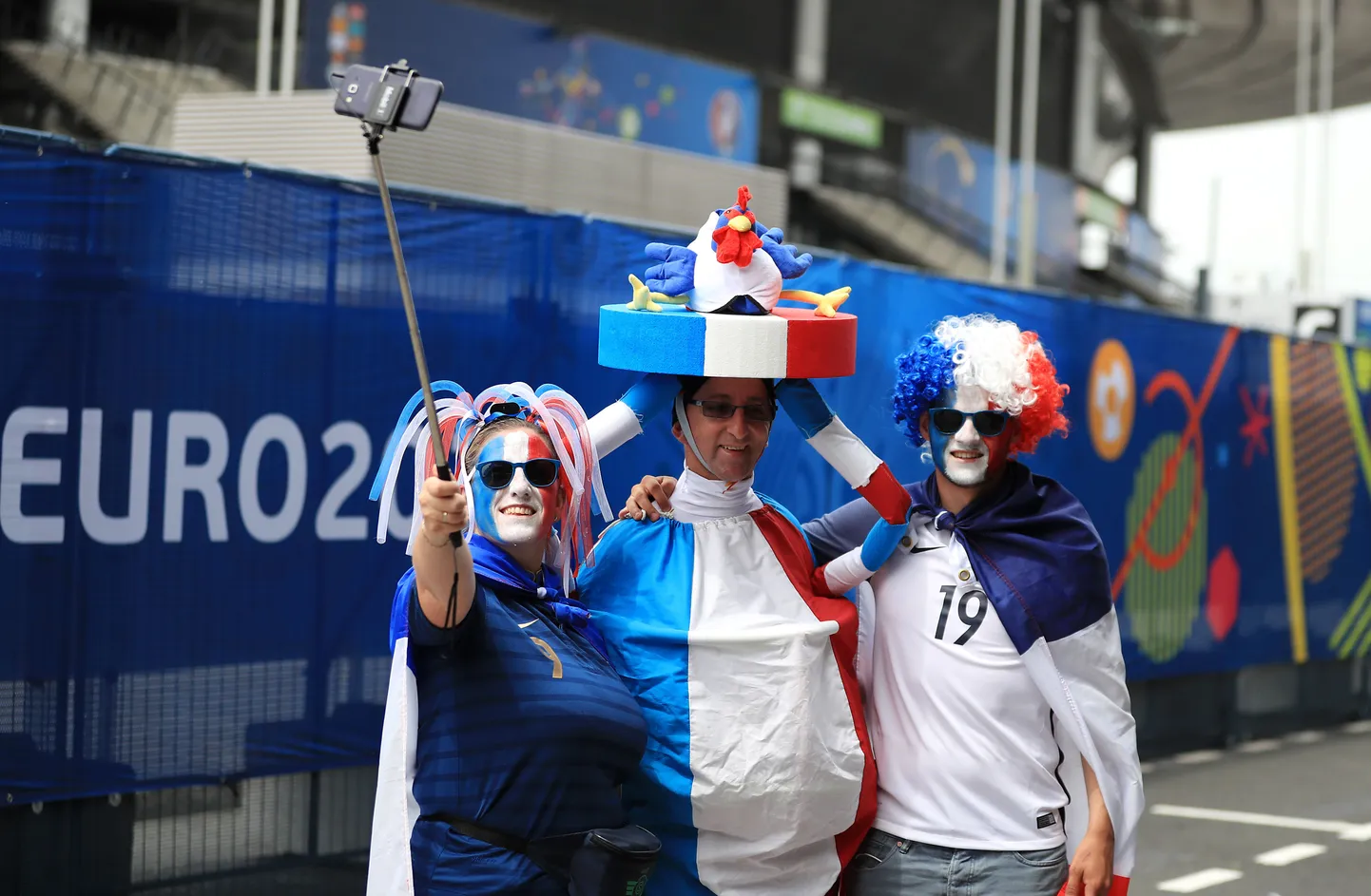 Prantslastest jalgpallifännid Pariisi Stad de France´i juures