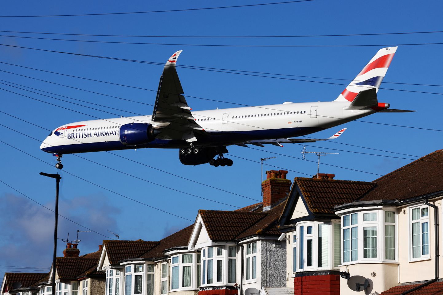 British Airwaysi lennuk Londoni kohal.