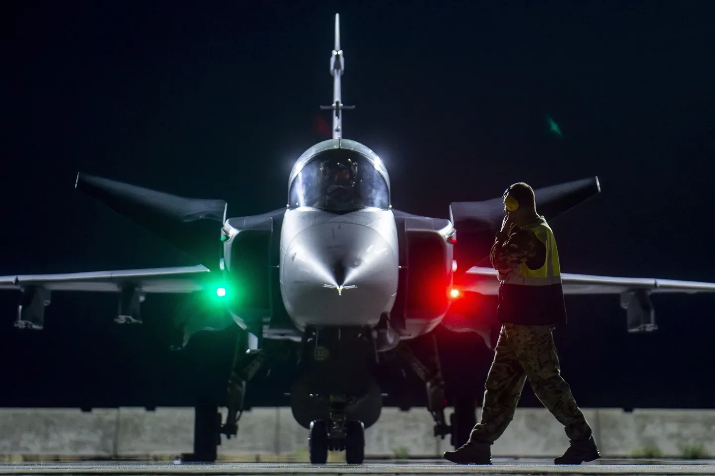 Rootsi hävitaja Gripen valmistumas öisteks õppusteks Ungaris 19. septembril 2024.
