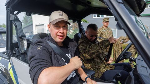 POSTIMEES LÄTI-VALGEVENE PIIRIL ⟩ Taro: lätlased peaksid tegema TikTokke, kuidas tabatud migrandid käes kuklas põlvitavad