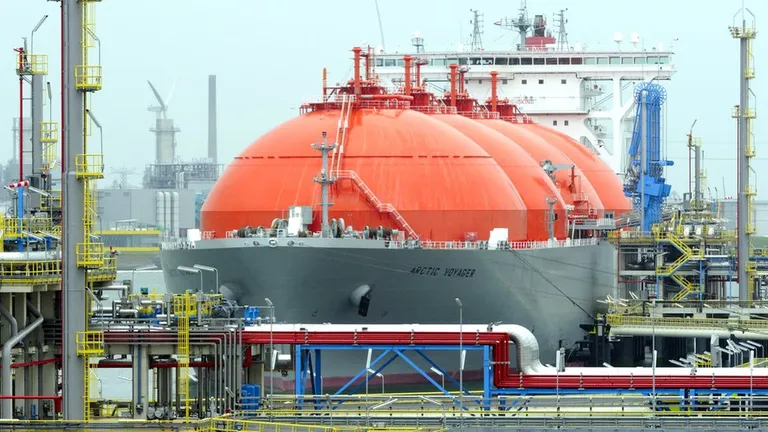 Европа привыкла к трубопроводному газу, а сжиженный начала импортировать лишь недавно. Первый терминал в Роттердаме был открыт только в 2011 году