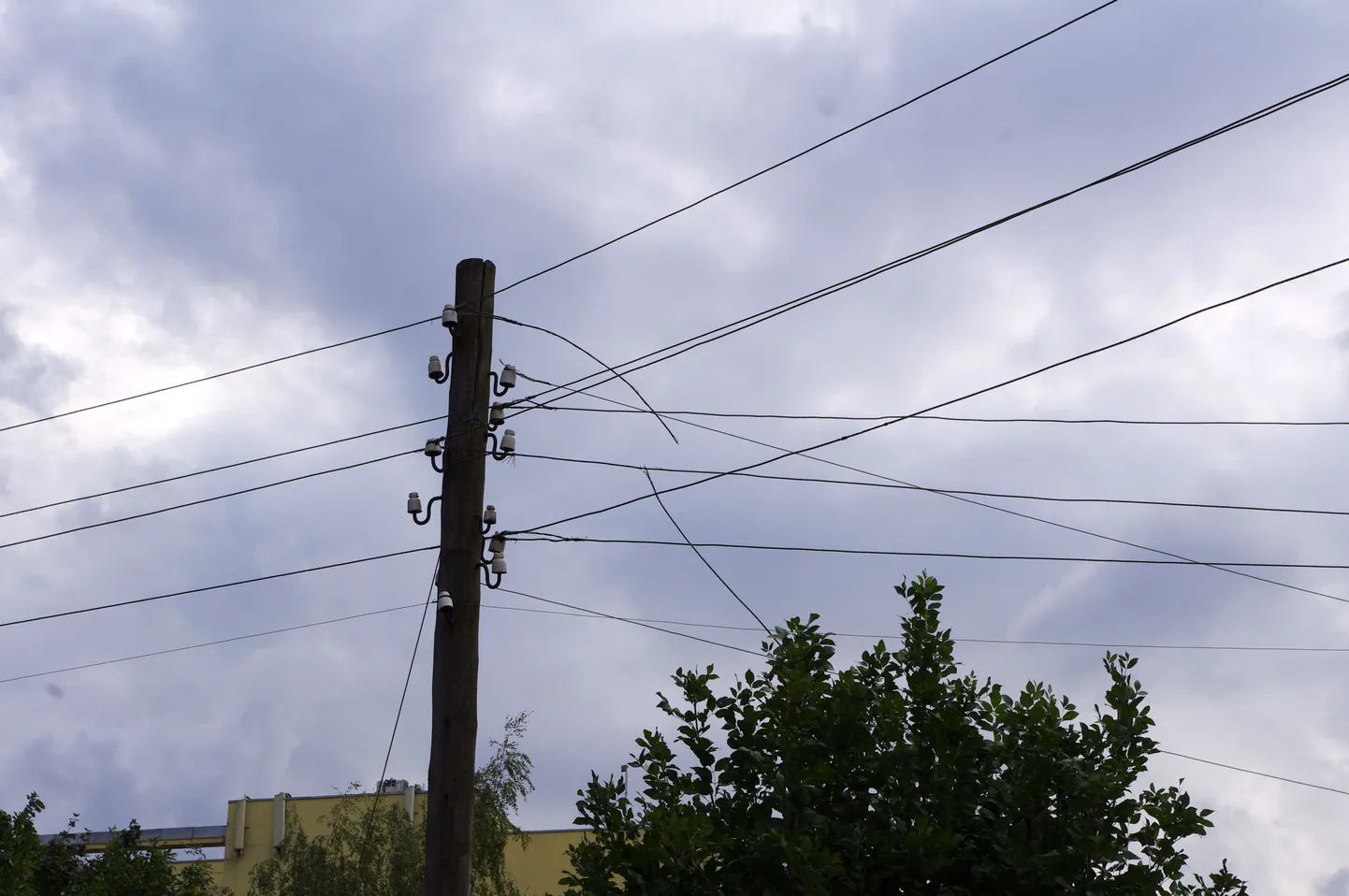 Esmaspäeval hukkus elektritöid teinud meesterahvas.