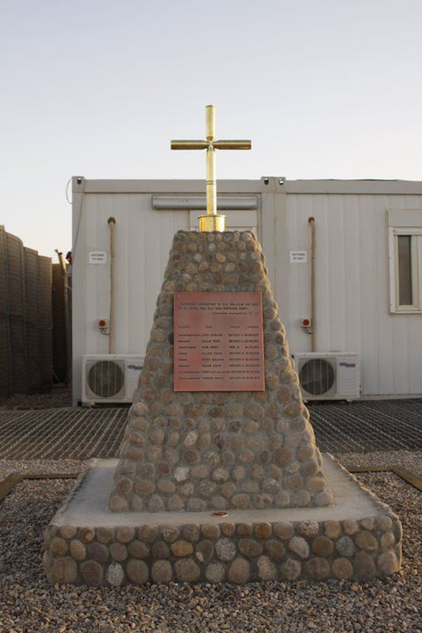 Hukkunud Eesti sõdureile püstitatud mälestusmärk Camp Bastionis.