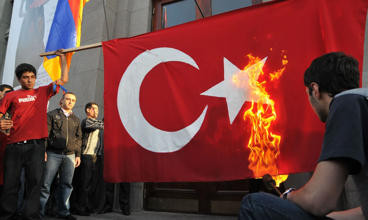 Jerevanis toimunud meeleavaldusel süüdati põlema ka Türgi lipp.