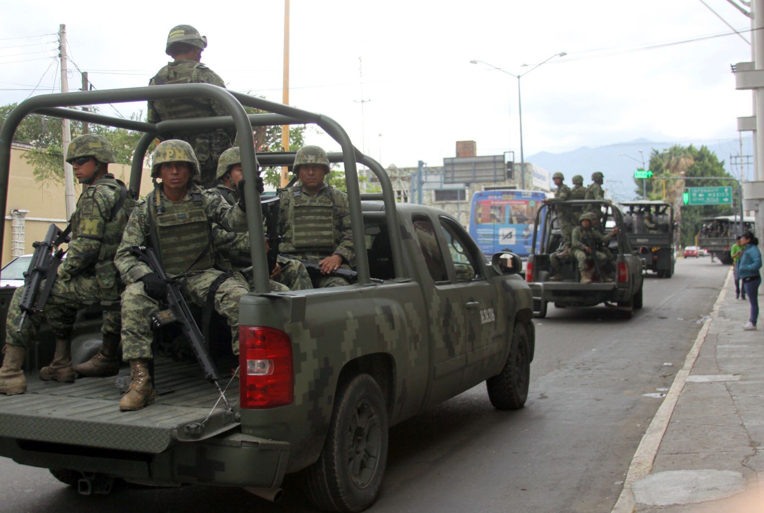 Mehhiko sõdurid tänaval patrullimas.