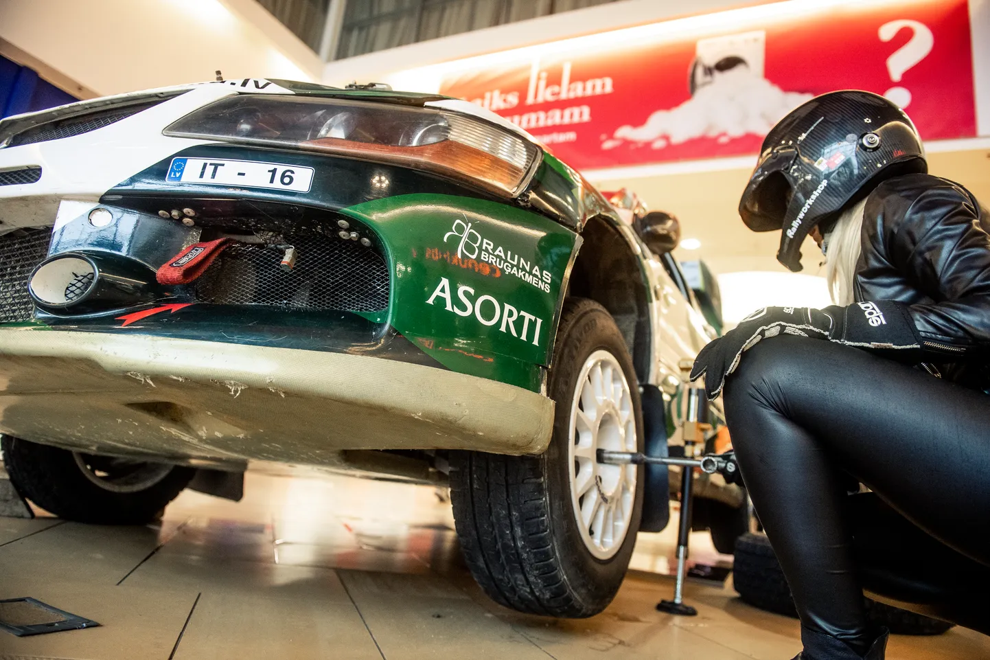 Foto: Latvijas autosportists kopā ar drosmīgām dāmām maina auto riteņus