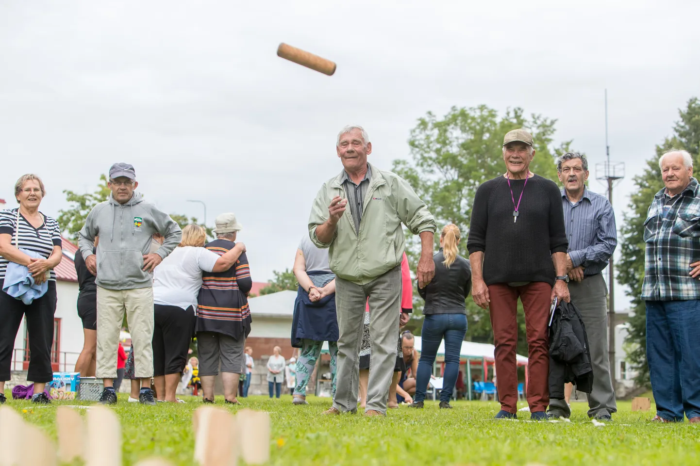 TÄIES HOOS: Mölkky on kiiresti populaarsust kogunud mäng. Sooritusel Kalle Kuusk, valmistub judotreener Heigo Kips (paremal).