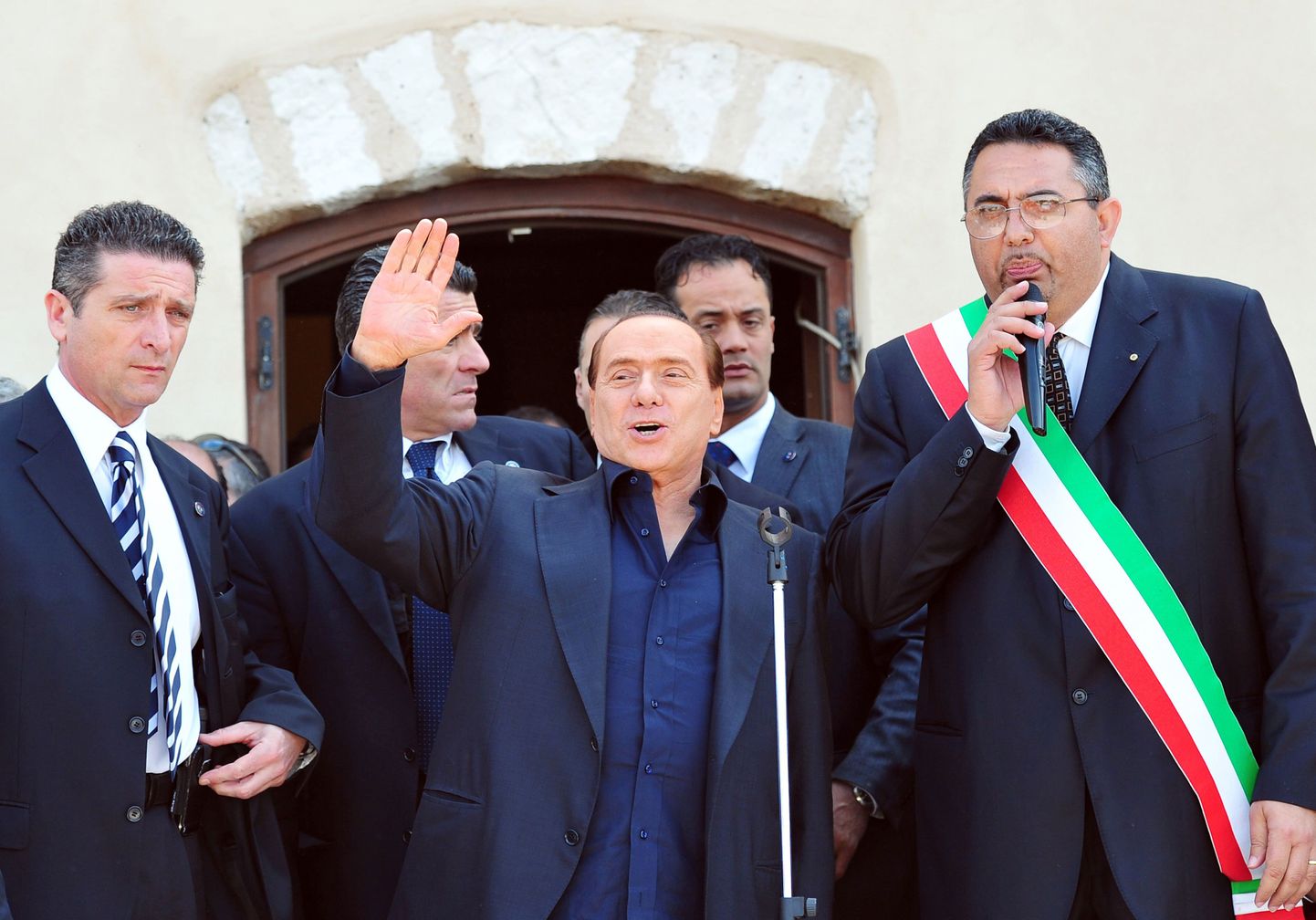 Silvio Berlusconi koos Lampedusa juhi Bernardino De Rubeisiga (paremal)