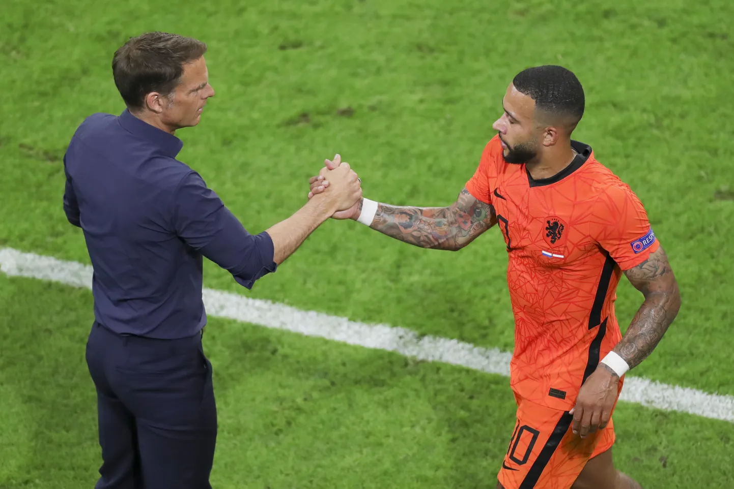Frank de Boer (vasakul) ja Hollandi üks liidreid Memphis Depay.