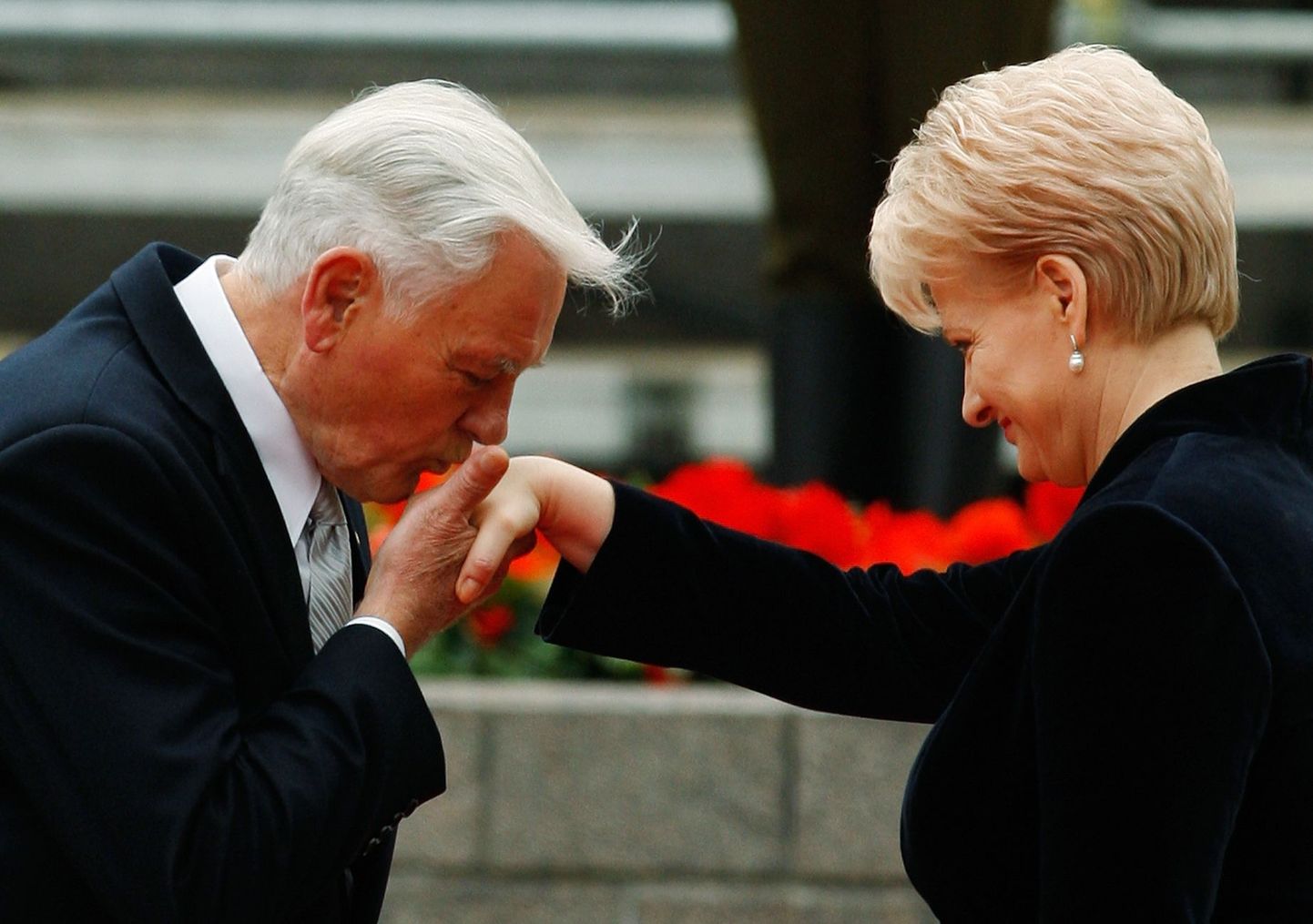 Leedu eelmine president Valdas Adamkus suudleb praeguse riigipea Dalia Grybauskaite kätt.