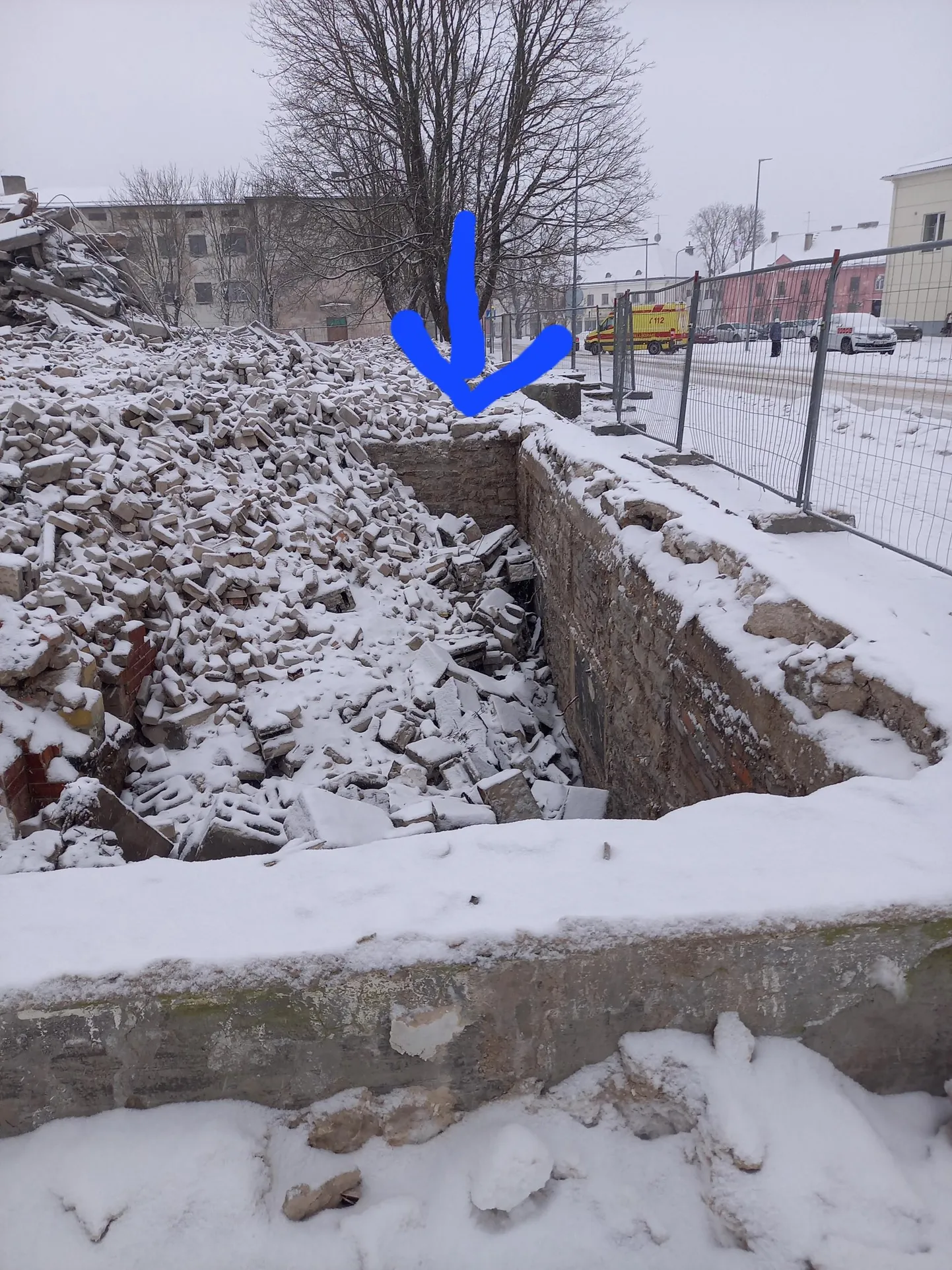 Pikk 3 maja lammutustööd Tapa linnas. Alar Terase sõnul võib nurgakivi asuda noolega näidatud kohas.