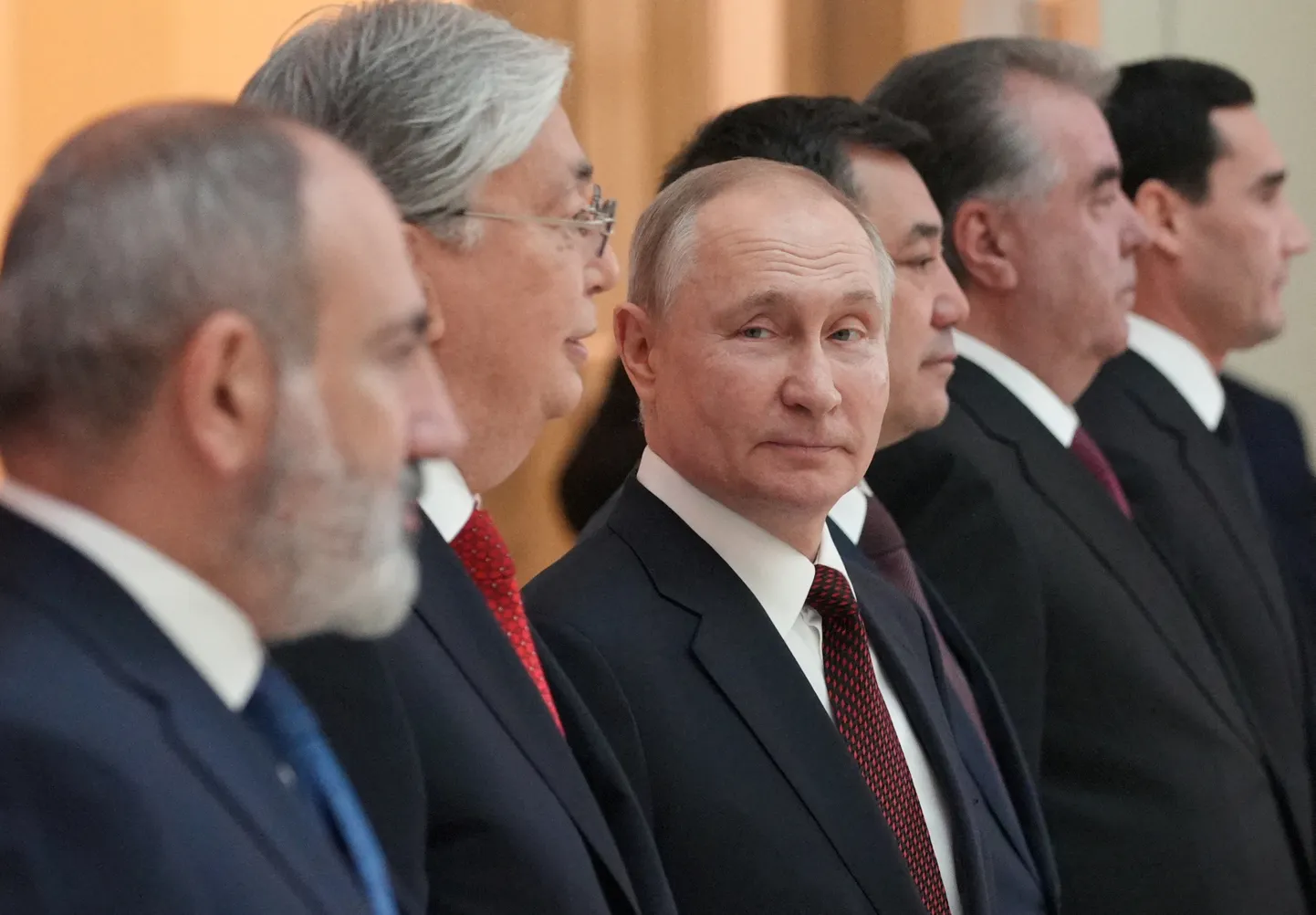 Venemaal Peterburis toimus 26. detsembril 2022 sõltumatute riikide ühenduse (SRÜ) liikmesriikide juhtude kohtumine. Vasakult: Armeenia peaminister Nikol Pashinjan, Kasahhi president Kassõm Jomart Tokajev, Venemaa president Vladimir Putin, Kõrgõzstani president Sadõr Japarov, Tadžikistani president Emomali Rahmon ja Türkmenistani president  Serdar Berdimuhamedov